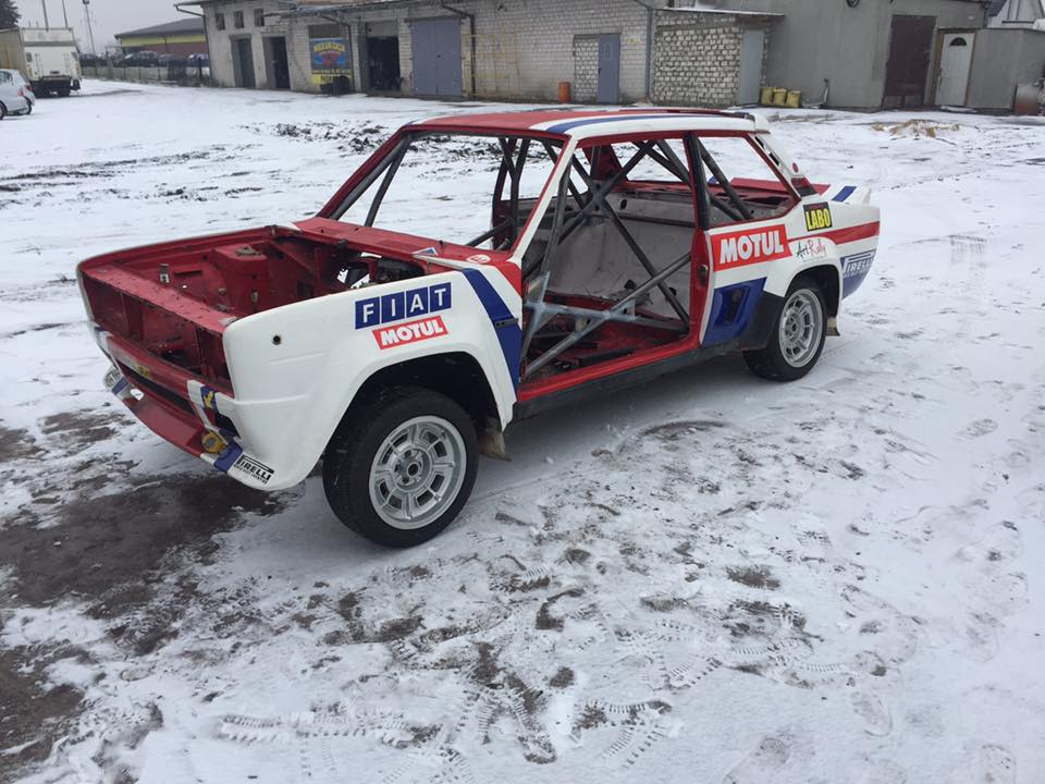 wrak samochodu Fiat 131 Abarth Mirafiori na zewnątrz na śniegu przygotowywany do piaskowania karoserii